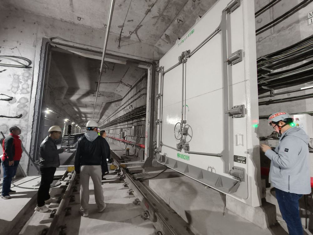 12月2日，西安轨道交通公司对盾实公司承建的西安地铁8号线幸福林带站区间隔断门进行验收。（张春晓）.jpg