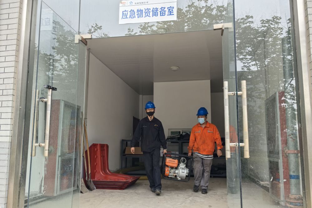 6月19日，实业公司组织开展汛期内涝防汛专项演练，全面提升应对恶劣天气的应急处置能力。5.jpg